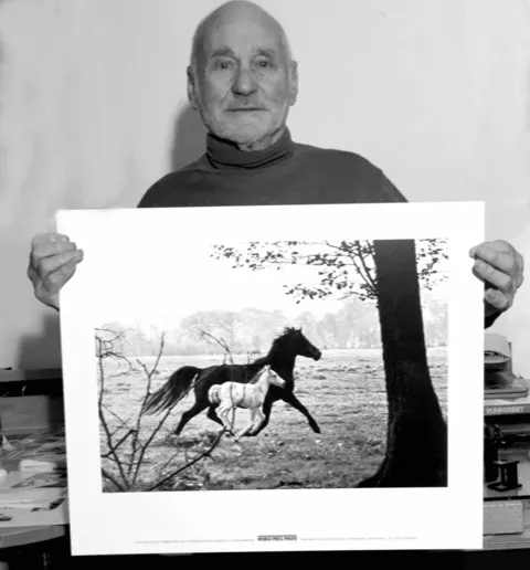 Peter Thomann mit Poster